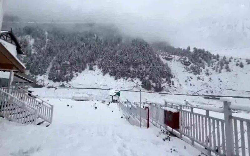 سونمرگ سمیت وادی کشمیر کی اونچے مقامات برف کی موٹی چادر  